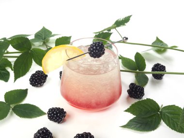 Bramble kokteyli. Göze batan bir kadeh böğürtlen likörüyle karıştırılmış bir cin kokteyli.        