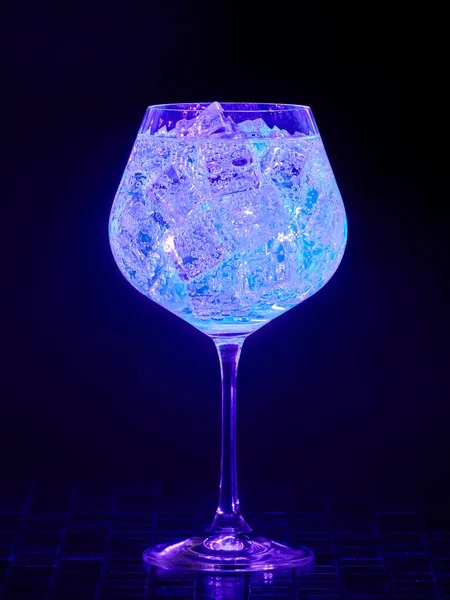 Tonico Gin Sotto Illuminazione Luce Nera Glow Dark Drink — Foto Stock