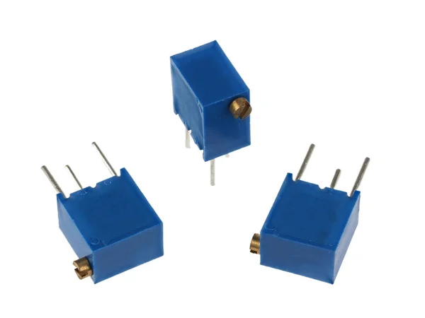 Close Van Een Groep Instelbare Trimmerpotentiometers Geïsoleerd Een Witte Achtergrond — Stockfoto