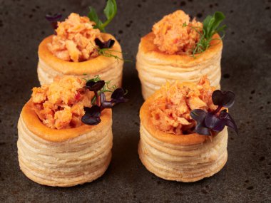 Baharatlı, tıknaz somonlu puf böreği.