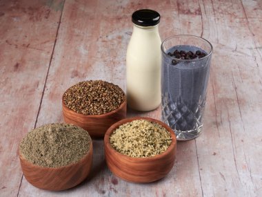 Bir bardak kenevir ve yabanmersini püresi.