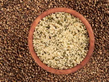 Bir kase kabuklu kenevir tohumu. Protein ve lif açısından zengin besin takviyesi.