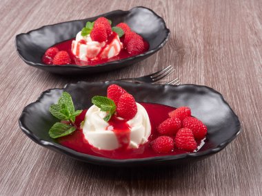 Ahududu soslu vanilyalı pannacotta taze ahududu ve nane yaprağı.