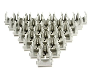 Elektrik boruları için plastik kıskaçlar, beyaza izole edilmiş. 