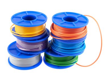 Beyaz arka planda izole edilmiş renkli elektrik kablolarına sahip bir grup plastik sprey.