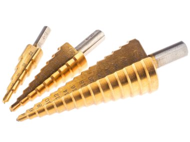 Beyazlar üzerinde izole edilmiş üç adımlı matkaplar.   