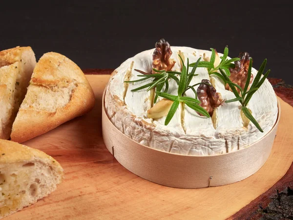 Sült Camembert Dióval Rozmaringszárral Fokhagymás Szegfűszeggel Kérges Fokhagymás Zsírral Tálalva — Stock Fotó