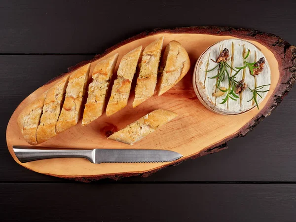 Camembert Forno Con Noci Gambi Rosmarino Spicchi Aglio Servito Con — Foto Stock