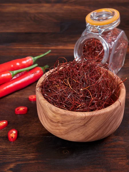 Una Ciotola Legno Ulivo Riempita Con Sottili Fili Peperoncino Rosso — Foto Stock