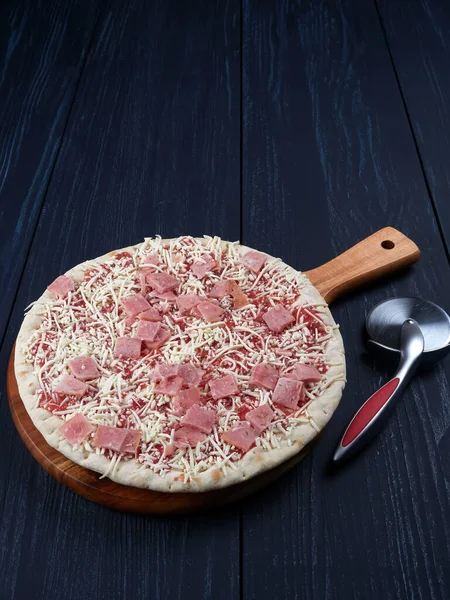 Mrożona Pizza Szynką Zardzewiałej Tacy Ciemnym Tle — Zdjęcie stockowe