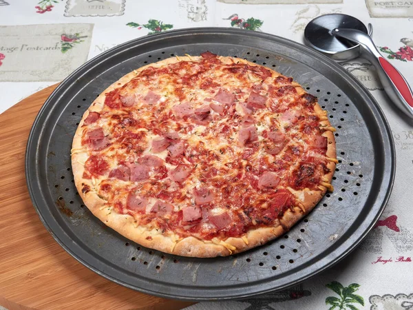 Pizza Recém Assada Com Presunto Uma Bandeja Enferrujada — Fotografia de Stock