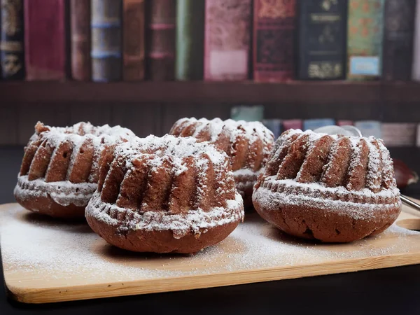 Torte Castagne Miniatura Con Patatine Cioccolato Tagliere Bambù Sfondo Marrone — Foto Stock