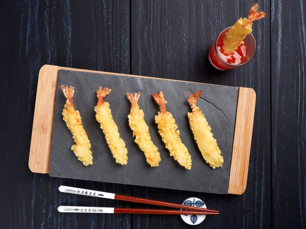 Tempura Crevettes Avec Sauce Chili Sucrée Sur Planche Ardoise Noire — Photo