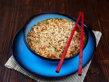 Shin Ramyun için malzemeler, yoğun baharatlı popüler bir Kore erişte yemeği.