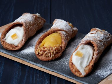 Cannoli hamur işleri. Geleneksel Sicilya tatlısı. Tüp şeklinde hamur işlerinden yapılır.