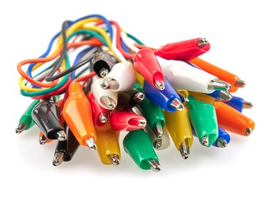 Her iki ucunda timsah klipsleri olan test kabloları elektronik projeler ve prototiplerde geçici bir elektrik bağlantısı oluşturmak için kullanılır