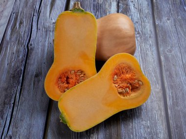 Kelebek ezmesi gri kırsal arka planda izole edilmiş.