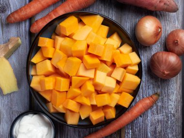 Tatlı patatesli ve zencefilli tereyağlı kabak çorbası içeriyor.