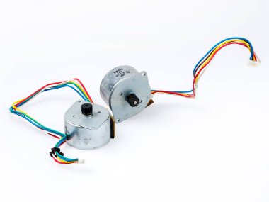 Stepper motorları fırçasız DC elektrikli motorlardır. Tam dönüşleri birkaç eşit basamağa bölerler. Çok çeşitli uygulamaları var, yazıcılardan CNC makinelerine kadar..