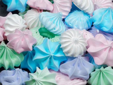 Renkli mini kurabiyelerin yakın çekim görüntüsü