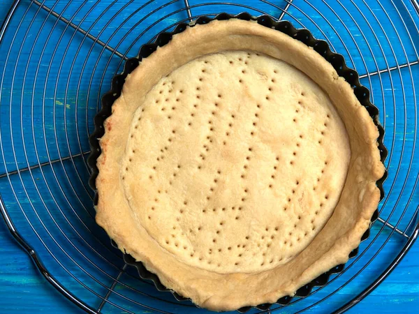 Pastel Horno Corteza Quiche Bandeja Establecido Estante Enfriamiento Una Tabla — Foto de Stock