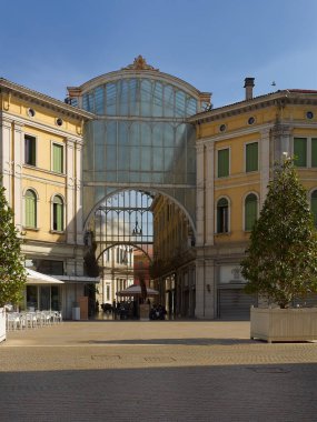Galeria Matteott İtalya 'nın Venedik şehrinin Maestre şehrinde bir alışveriş merkezidir.