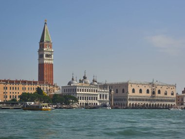 San Marco, Venedik, İtalya 'daki Campanile ve Doges Sarayı St. Marks Havzası' ndan manzaralı bir şehir manzarası izledi.