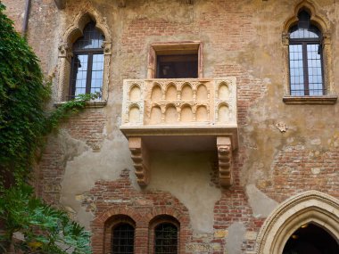 Juliet 'in balkonundan, Verona, İtalya' da Casa di Giulietta 'da, şimdi bir müze ve Romeo ve Juliet' i yazarken Shakespeare 'e ilham verdiği söyleniyor.