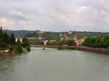 Adige Nehri İtalya 'nın Verona şehrinden akıyor. Şehre tepeden bakan tepenin üzerinde San Pietro Kalesi bulunuyor.