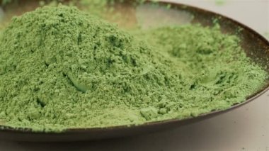 Toz yeşil kibrit çayı, seçici odak, saat yönünün tersine döndürme