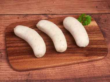 Tahta üzerinde geleneksel Bavyera beyaz sosisleri (weisswurst)