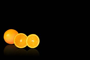 Siyah arkaplanda taze portakal meyvesi