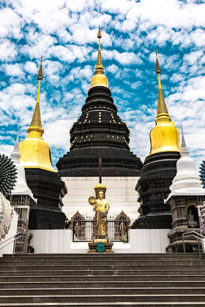 Wat Den Salee Sri Muang Gan (Wat Ban Den), Budist tapınağı.. 