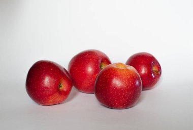 Bir sürü kırmızı elma.