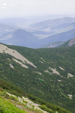 Zirvedeki yüksek dağlara tırmanmak