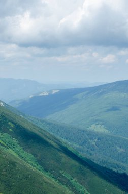 Zirvedeki yüksek dağlara tırmanmak