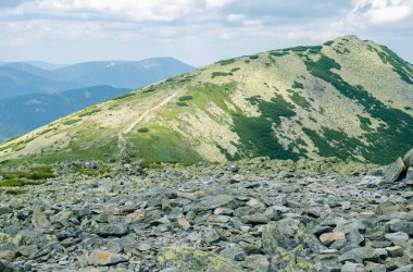 Dağlarda güzel bir yürüyüş.