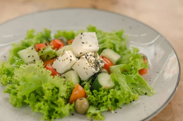 Taze sebzeli ve süzme peynirli salata fotoğrafı.