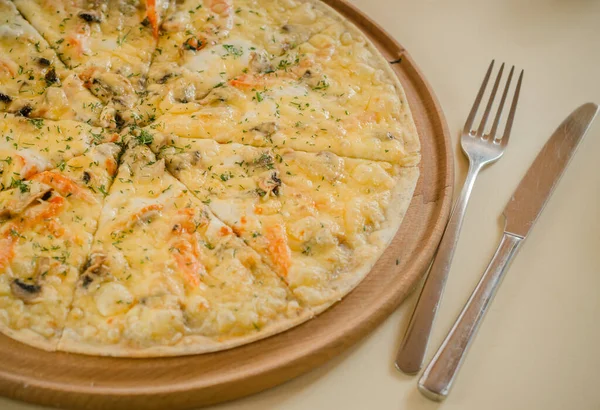 Tahtada lezzetli pizza çatal ve bıçak