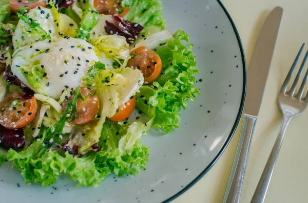 Lezzetli ve sağlıklı bir salata ye.