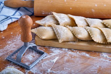 Doldurulmuş makarna hazırlama ve aletler