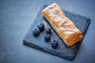 Tahta tabakta yabanmersinli puf böreği.