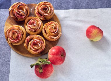 Elmalı gül pastası tatlısı