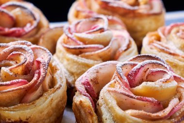 Elmalı gül pastası tatlısı