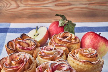 Elmalı gül pastası tatlısı