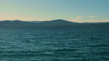 Gölün üzerinde gün batımı, dağ arkaplanı, 4k