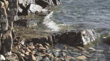 Kayaların üzerinden akan su, taşlara vuran dalgalar, berrak göl, şeffaf göl, 4k