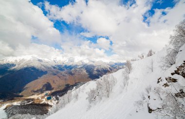 Dağ manzarası. Rusya 'nın Soçi kentindeki Krasnaya Polyana' daki Kafkas Dağları. Doğa manzarası. Rosa Khutor Alp Oteli