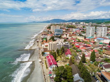Soçi şehri ve Karadeniz kıyıları havadan görülebiliyor. Yukarıdan Adler Bölgesi. Kafkasya dağlarında tatil köyü.