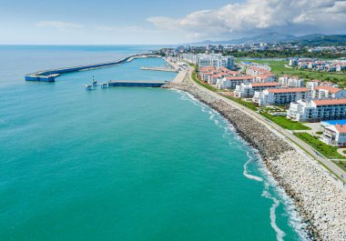 Soçi şehri ve Karadeniz kıyıları havadan görülebiliyor. Yukarıdan Adler Bölgesi. Kafkasya dağlarında tatil köyü.